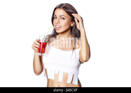 Mädchen mit einem Cocktail in das weiße T-shirt, auf dem eine Inschrift auf einem weißen Hintergrund zu machen. Stockfoto