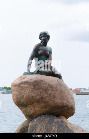 Die kleine Meerjungfrau (Dänisch: Höhle Lille Havfrue) ist eine Bronzestatue von Edvard Eriksen, Darstellung einer Meerjungfrau. Stockfoto