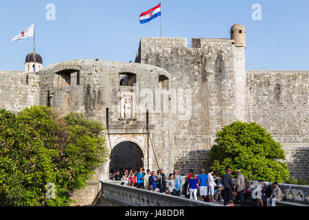 Pile-Tor – der Haupteingang zur Altstadt von Dubrovnik und jetzt Anfang viele touristische Ausflüge bietet dem Besucher die Chance, um die Rampe zu gehen Stockfoto