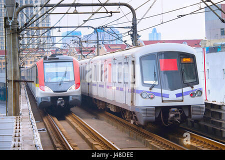 Metro-Züge auf einer Schiene in Shanghai in den Tag. China Stockfoto