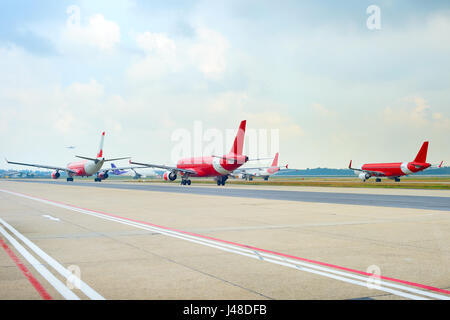 Flugzeuge am Start-und Landebahn auf dem Flughafen warten auf Start Stockfoto