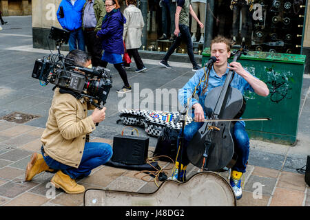 GLASGOW, Schottland 10. Mai 2017: Cellist/Sänger/Songwriter, Paisley geboren CALUM INGRAM als Straßenmusikant, während gefilmt für eine Dokumentation in der Buchanan Street, Stockfoto