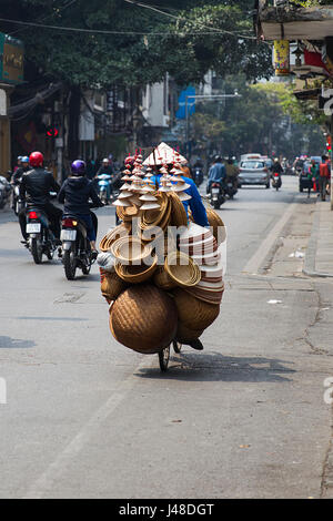 HANOI, VIETNAM - 2. März 2017: Unbekannte Leute auf der Straße von Hanoi, Vietnam. Im Hanoi haben Motorräder Fahrräder als die wichtigste Form der überholt. Stockfoto