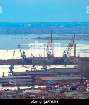 Blick auf Thessaloniki Frachthafen in der Dämmerung. Griechenland Stockfoto