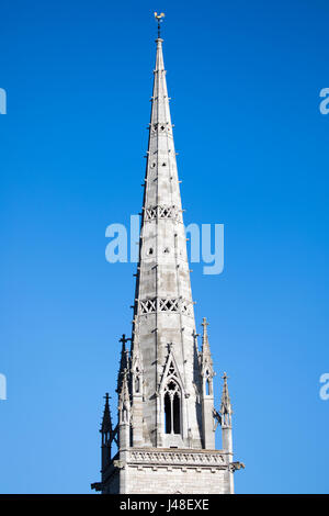 Die gotische Stil Marmorkirche oder St Margarets Kirche von St Asaph in Nordwales umrahmt von einem wolkenlosen Himmel im Sommer Stockfoto