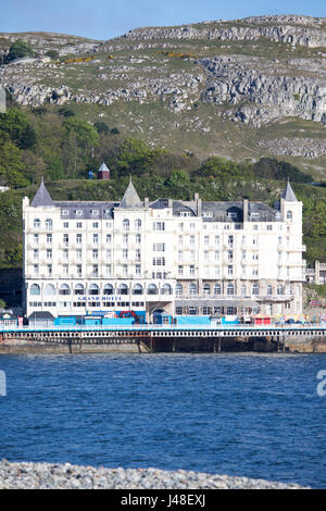 Das Grand Hotel mit den Great Orme mit Blick auf es in beliebten Seaside Resort Stadt von Llandudno in North Wales, UK an einem Sommertag Stockfoto