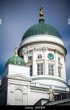 Hauptkuppel der Dom von Helsinki mit goldenen Kreuz Stockfoto