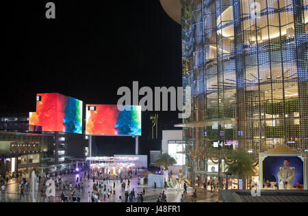 Siam Paragon und Esplanade in der Nacht in Bangkok in Thailand Stockfoto