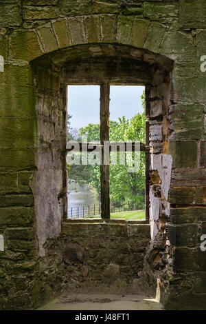 Blick durch einen steinernen Fensterrahmen Fluß Ure aus im 15. Jahrhundert Marmion Turm Ruine. West-Biegert, North Yorkshire, England, Vereinigtes Königreich, Großbritannien Stockfoto