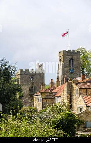 Englische Flagge am St.-Nikolaus-Kirche neben Marmion Turm Torhaus 15. Jahrhundert verloren Herrenhaus. West Biegert North Yorkshire England UK Großbritannien Stockfoto