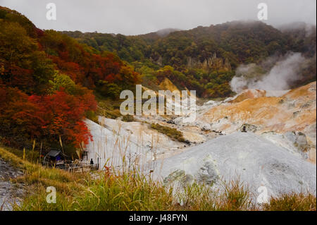 Noboribetsu Jigokudani steigt Dampf vom aktiven Vulkan in Shikotsu-Toya-Nationalpark in Japan Stockfoto