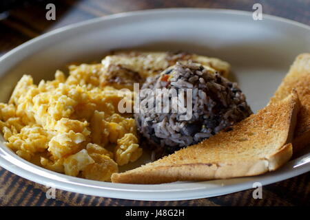 Traditionellen Costa Rica Frühstück. Gallo Pinto mit Ei und Toast. Stockfoto