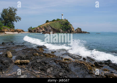 Ocean Wave und Hintergrund Leuchtturm im Mu Ko Lanta National Park auf Ko Lanta Insel Thailands. Stockfoto