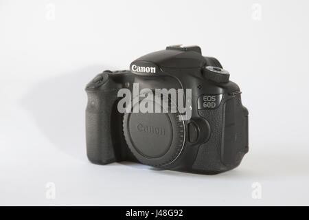 Canon EOS 60D DSLR-Kamera ohne Objektiv, auf weißem Hintergrund angebracht. Stockfoto