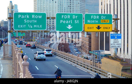 Richtung Zeichen in Manhattan an FDR Drive - in MANHATTAN / NEW YORK - 1. April 2017 Stockfoto