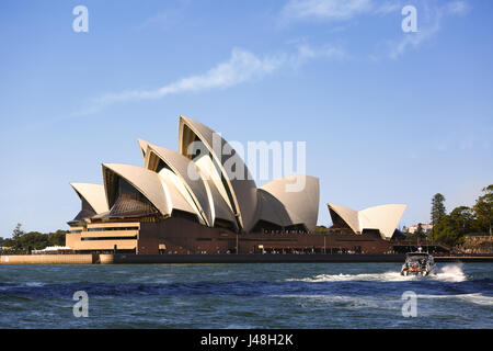 Eine Ansicht des Sydney Opera House eine Fähre auf dem Weg in kreisförmigen Quey entnommen Stockfoto
