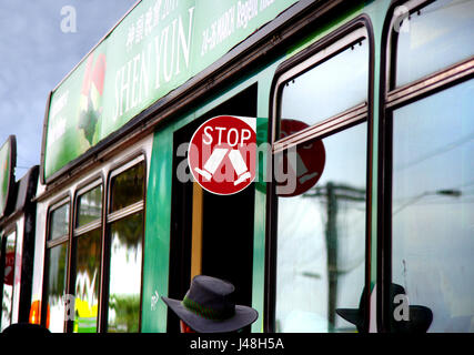 Ein Stop-Schild an der Seite einer Straßenbahn Melbourne. Siehe Beschreibung Stockfoto