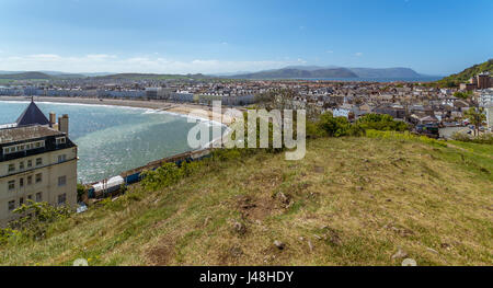 Ein von Llandudno, North Wales, aufgenommen von einem Aussichtspunkt Aussichtspunkt oberhalb des Grand Hotels. Stockfoto