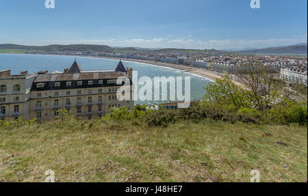 Ein von Llandudno, North Wales, aufgenommen von einem Aussichtspunkt Aussichtspunkt oberhalb des Grand Hotels. Stockfoto