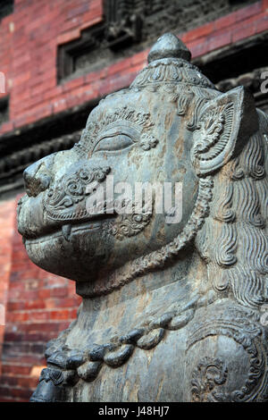Mythische steinernen Löwen bewachen den Eingang zum Keshav Narayan Chowk, jetzt Patan Museum Durbar Square, Patan oder Lalitpur Kathmand Stockfoto