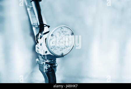 Led-Reflektor an der Vorderseite des Flugzeugs, Detail. Landung Licht auf dem Bug Bein. Stockfoto