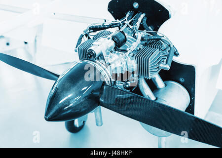 Flugzeugmotor auf kleine Flugzeuge, detaillierte Ansicht von Motor, Propeller und Kegel. Stockfoto