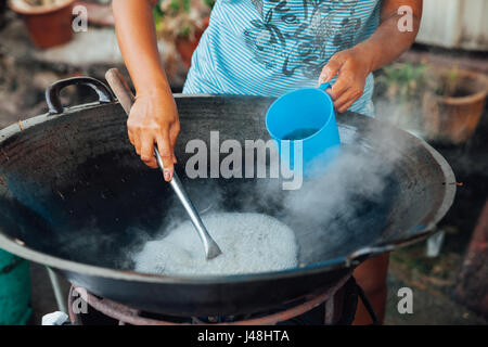 GEORGE TOWN, MALAYSIA - 23 März: Frau kocht gebratene Nudeln an Kimberly Street Food Night Market am 23. März 2016 in George Town, Malaysia. Stockfoto