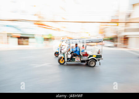 BANGKOK, THAILAND - 24 APRIL: Mann Reiten Tuk-Tuk auf 24. April 2016 in Bangkok, Thailand. Stockfoto