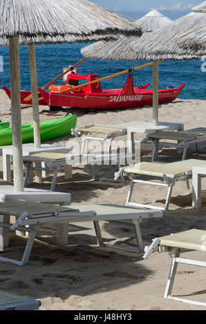 Strand am Anfang der Sommersaison Stockfoto