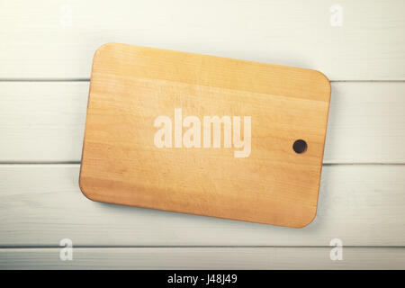 Schneidebrett auf weißen Holzbrett Hintergrund Stockfoto