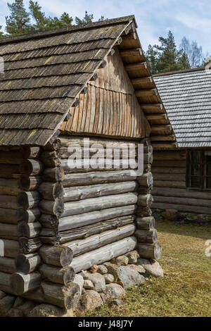 Tallinn, Estland. Landwirtschaftliche Gebäude aus Holz und Stein mit Reetdach Stockfoto