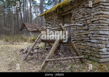 Tallinn, Estland. Landwirtschaftliche Gebäude aus Holz und Stein mit Reetdach Stockfoto