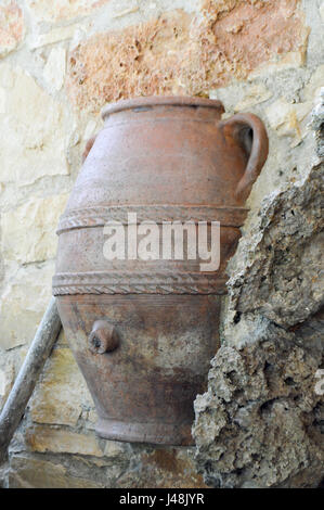 Griechische Amphoren verkrustete in einer Steinmauer auf einer Terrasse Stockfoto