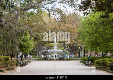 Savannah, GA - 27. März 2017: Forsyth Park ist der größte Park in Savannah historic District und ein beliebtes Ferienziel.  Die Brunnen-Termine Stockfoto