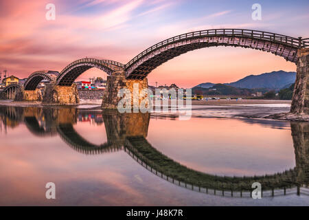 Iwakuni, Hiroshima, Japan bei Kintai-Brücke in der Abenddämmerung. Stockfoto