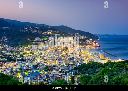 Atami City, Japan Skyline in der Dämmerung. Stockfoto