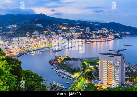 Atami City, Japan Skyline in der Dämmerung. Stockfoto