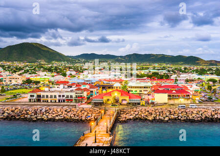 Basseterre, St. Kitts und Nevis Stadt Skyline am Hafen. Stockfoto