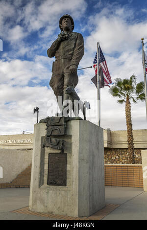 INDO, CA - 20. November 2016: Militärfahrzeuge, Panzer und Erinnerungsstücke auf dem Display an General George S. Patton Memorial Museum. Stockfoto