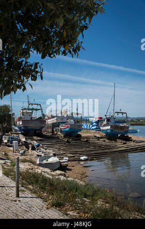 Angelboote/Fischerboote an Land in Fuseta, Algarve, Portugal Stockfoto