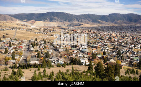 Den Hang nach Hause und Innenstadt von Butte, Montana mit Winter-Einstellung in Stockfoto