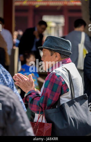 Ältere Menschen verehren Sensoji-Tempel in Asakusa. Das Gebet, Beten Stockfoto