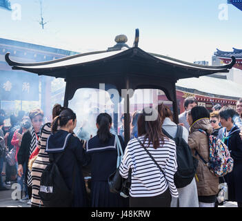 Koudou oder Räuchergefäß innerhalb Tempelanlage. Senso-ji Tempel Stockfoto