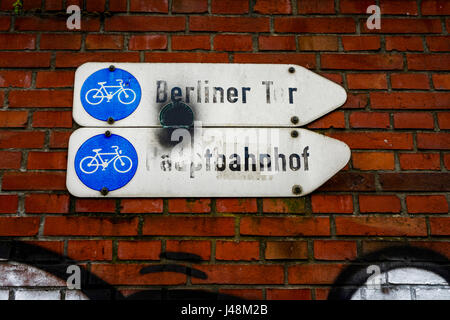 Verkehrszeichen mit der Richtung in die Innenstadt in Hamburg, Deutschland Stockfoto