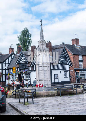 Kriegerdenkmal und reetgedeckten Pub in der malerischen Stadt Sandbach in South Cheshire England Stockfoto