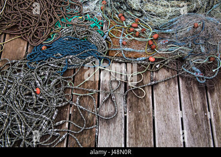 Seile und Fischen schwimmt auf einem Dock in Piran-Slowenien Stockfoto