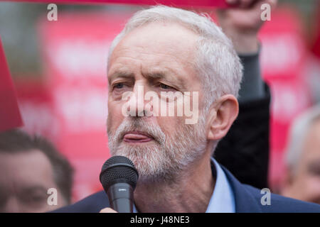 Cardiff, Wales, UK, 21. April 2017. Labour-Chef Jeremy Corbyn spricht auf einer Kundgebung der Labour-Partei auf Whitchurch gemeinsamen im Wahlkreis Cardiff North Stockfoto