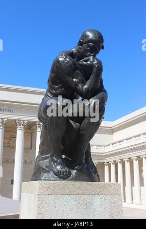 Auguste Rodins "Denker" im Hof des Museums Legion Of Honor in San Francisco Stockfoto