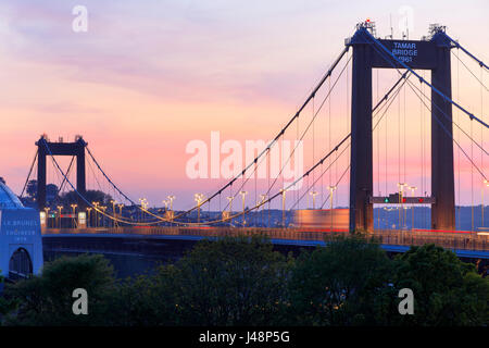 Abend-Schuss von Tamar Brücke zwischen Devon und Cornwall der Plymouth-Seite entnommen. Lichtspuren vom Verkehr auf der Brücke. Stockfoto