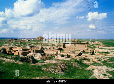 Nimrud, Irak: Blick NW über den Nabu Tempel & Burnt Schlossanlage auf der Akropolis der assyrischen Stadt C9thBC mit NW Palast & Zikkurat hinten R. Stockfoto